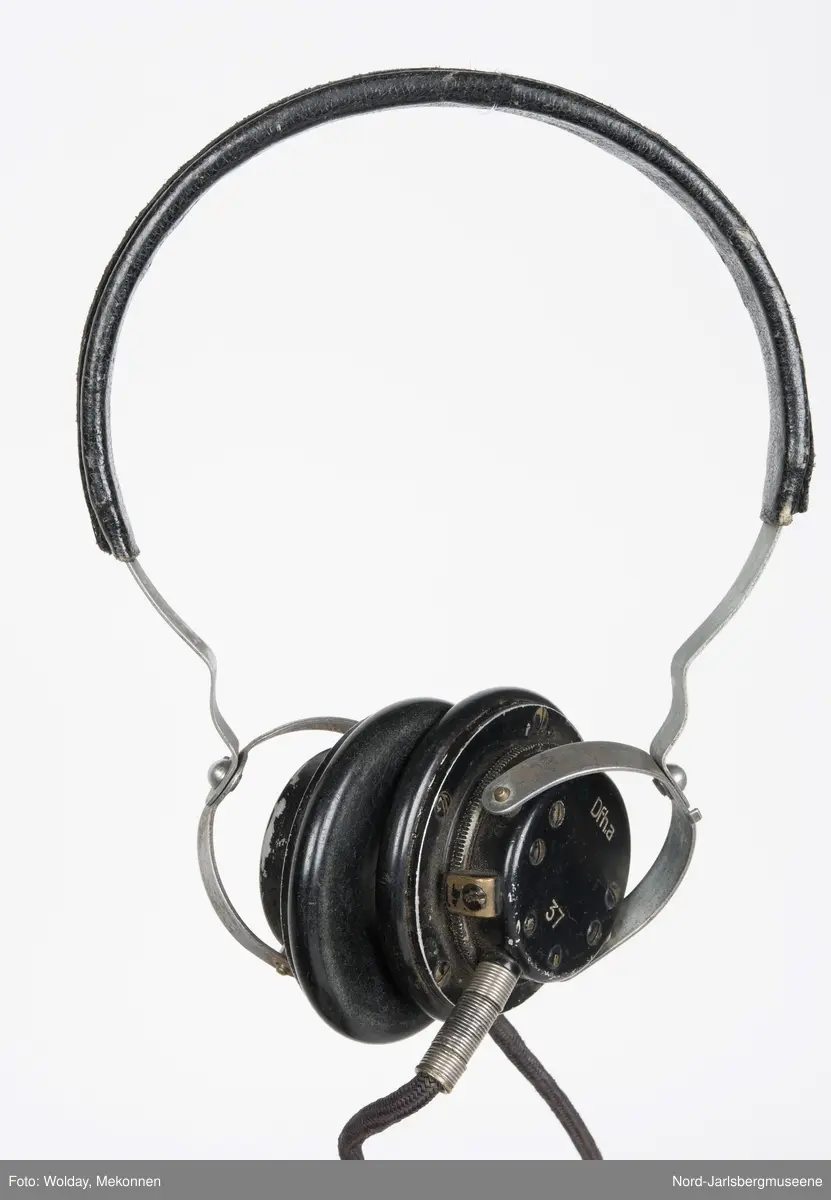 Brun metallkasse med lufterister på høyre kortside og topp. front med reguleringsknapper og hjul, rød lampe, og uttak. Elevapparater har to reguleringshjul og er montert på treplater som er koblet sammen med forsterkeren med ledning og kontakt, og til øretelefonene med ledning i kontakt. Øretelefonene er av bakelitt, metall og lær.
Sort bakelitt også på elevapparatene.


5 deler tilsammen