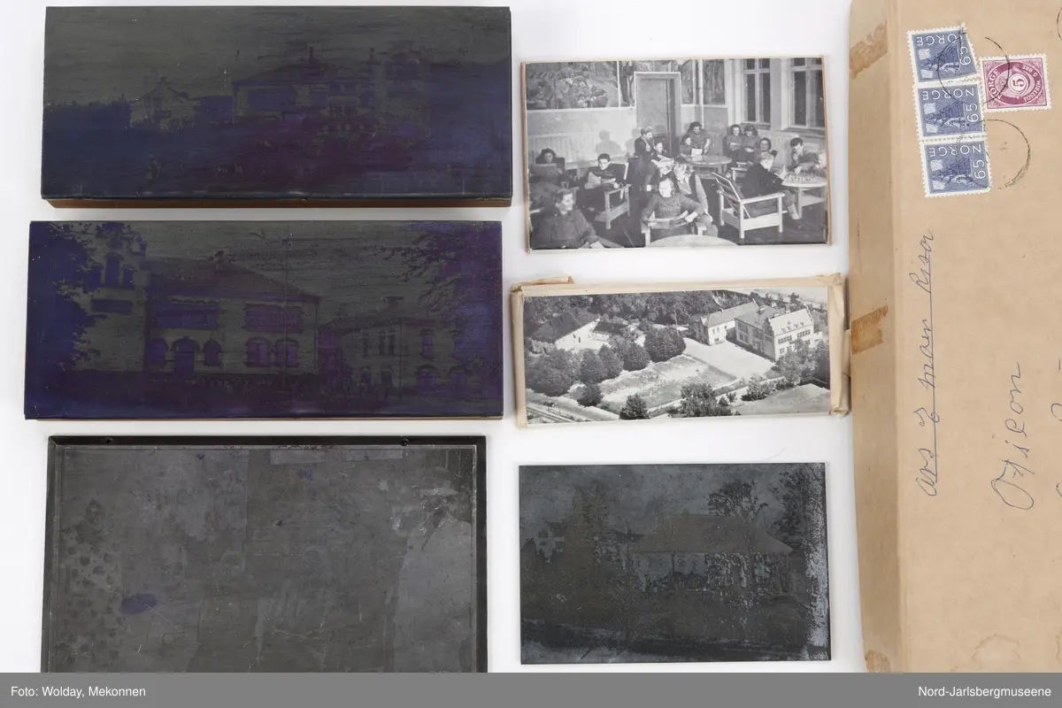 Klisje nr. 63-C ofg -D: Nedre Gausen Døveskole, sett utenfra med elever i forgrunnen
Klisje nr. -E: Flyfoto over Nedre Gausen skole (("Holmestrand off. skole for døve")
Klisje nr. -F: Elever i fritidssysler i dagligstuen ("Fra Holmestrand døveskole. Dagligrom")
Klisje nr. -G: seks personer
Klisje nr. -H: Nedre Gausen gård