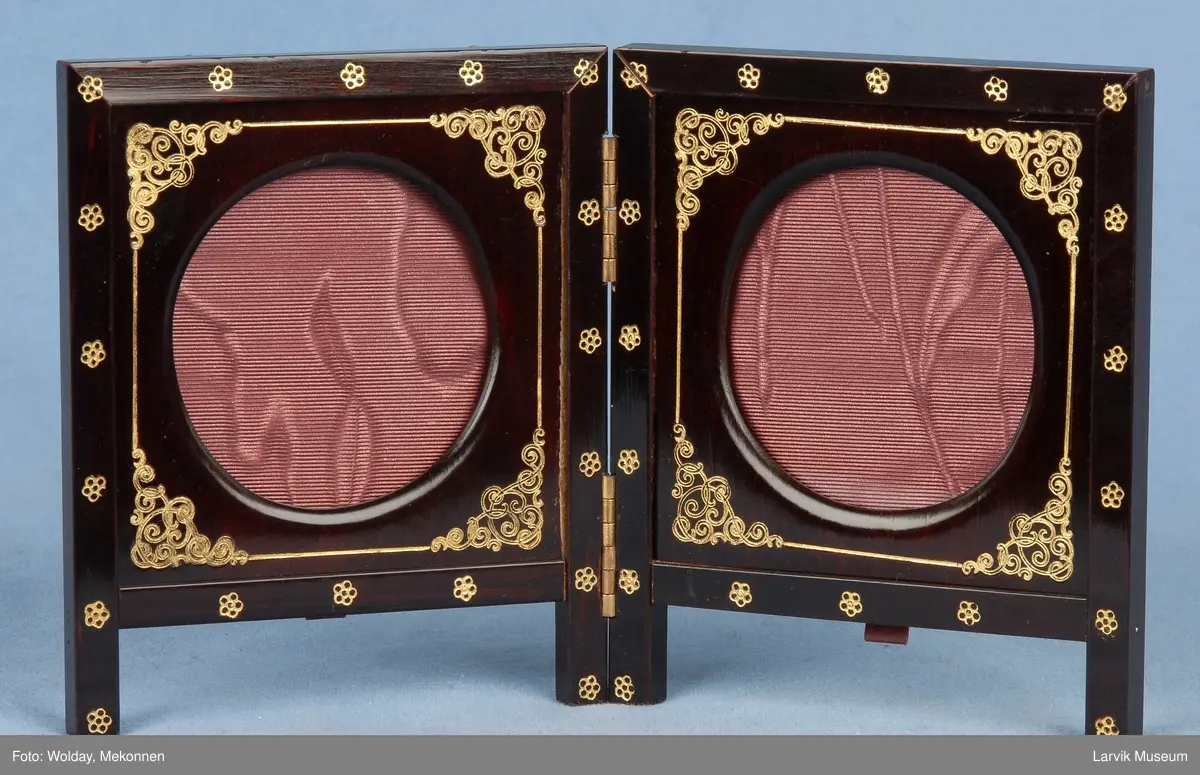 Form: sammenleggbar dobbel bordramme i mahogny m
