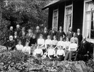Grupporträtt vid byggnad, Östhammar, Uppland