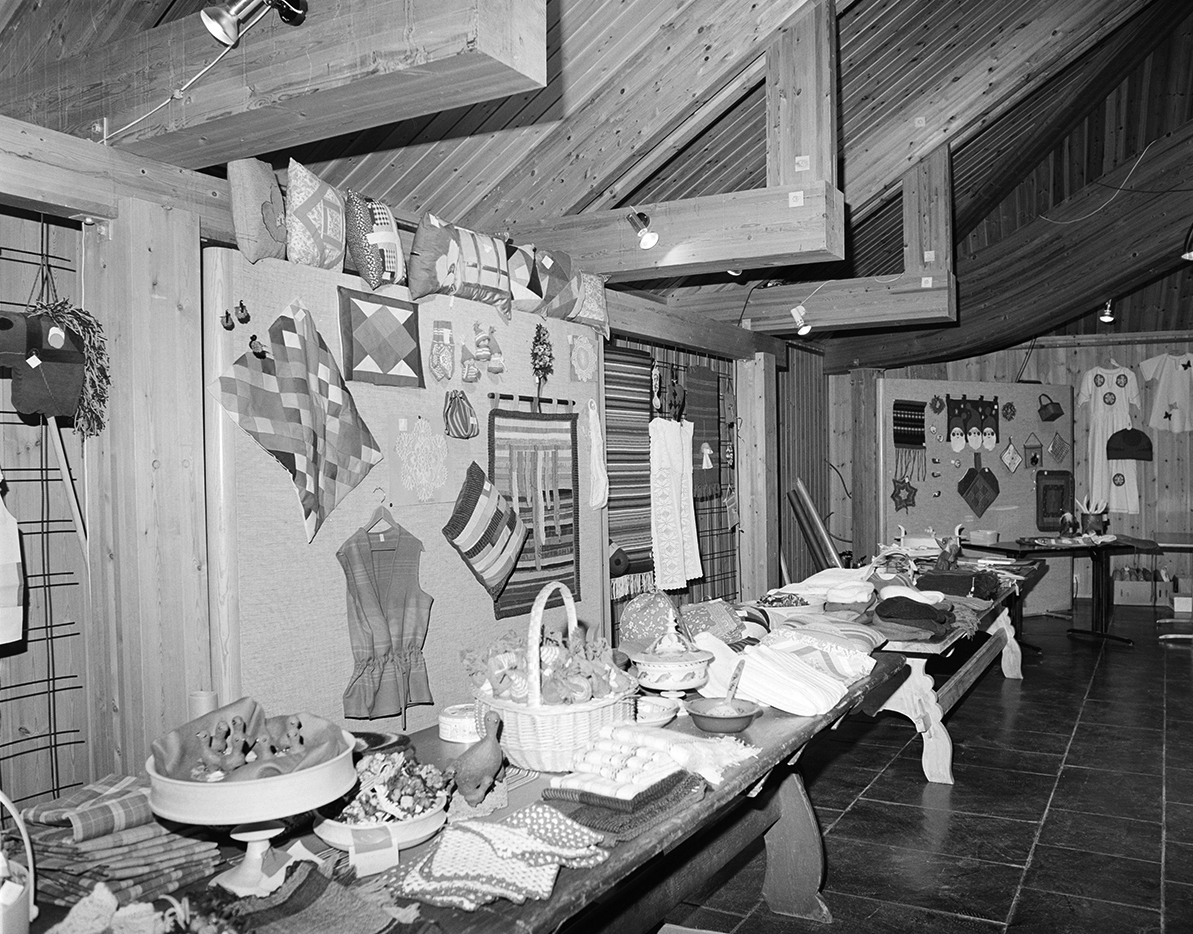 Hedmarksmuseets aula, julemesse, juleutstilling, 1986.  Storhamarlåven.