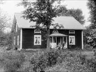 Familj framför bostadshus, Östhammar, Uppland