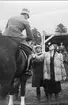 Strömsholmstävlingarna juni 1944. Prinsessan Sibylla delar ut hederspris till sin make H K H prins Gustaf Adolf.