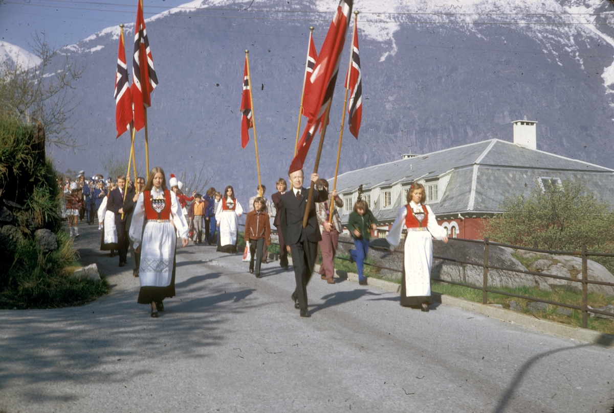 17.-mai-tog marsjerer frå Tveitahaugen