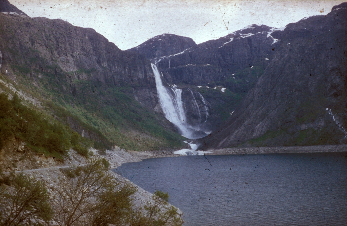 Ringedalsvatnet med Ringedalsfossen