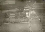 Flygbild visande herrgården närmast samt den övriga byn mellan herrgården och vägskälet.