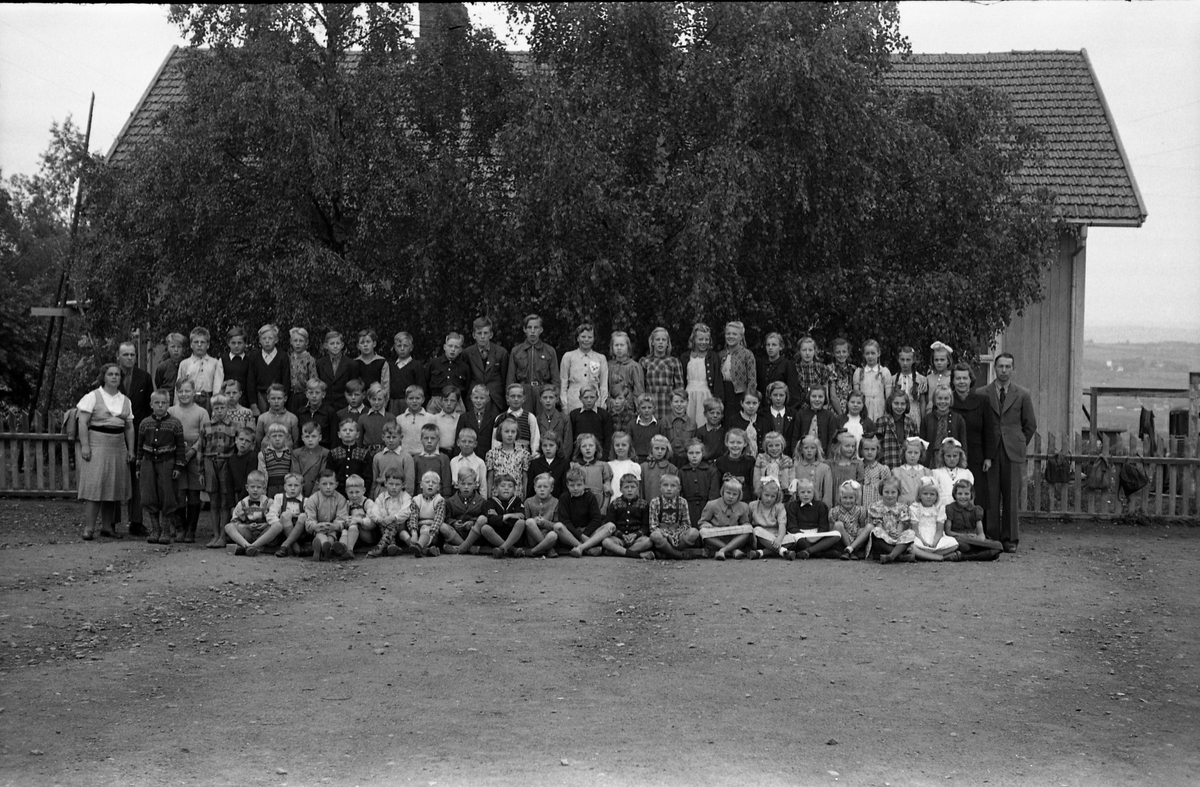Skolebilde fra Vilberg skole, Ø.Toten, juni 1947. Ni bilder der personene er nummerert på nr. 8 (tilsvarer bilde nr. 1 og 2), mens nr. 9 er navneliste. Bilde 1 og 2 er identiske, mens det er en marginal endring på bildene 3-7 ift. de to første. Det gjelder blandt guttene som står lengst til venstre ved sida av Iris Hågård, der nummer 42 på bildet med nummer synes ikke å være med på de fem siste.
