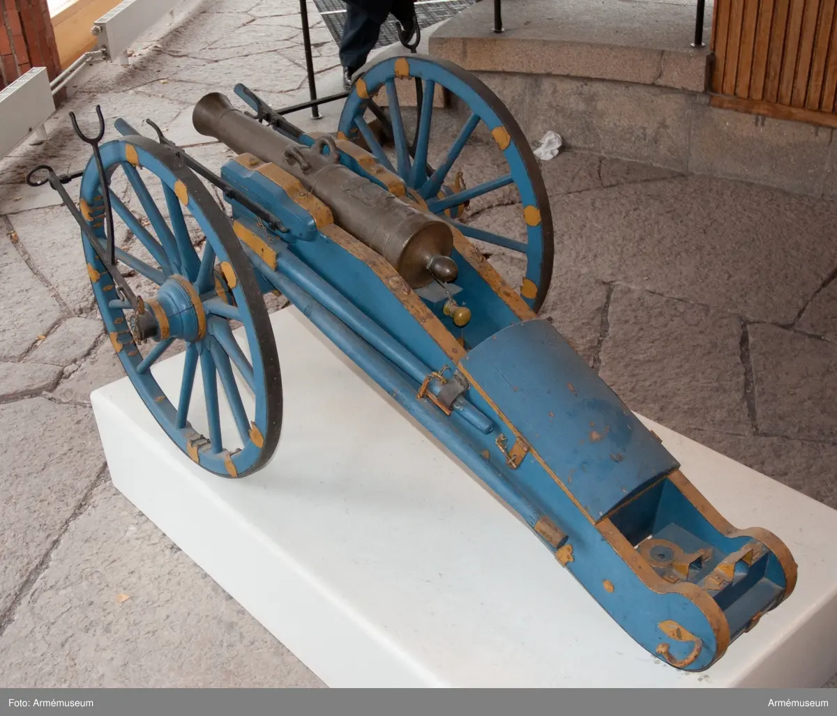 Grupp F I. 
Kapten F A Spaks katalog 1888. 
Försedd med hertig Carls (Carl XIII) krönta, dubbla namnchiffer på kammarstycket.  
Till modellen hör lavett, två anmarschbommar, handspik och två riktkilar. Allt tillverkat senare.
