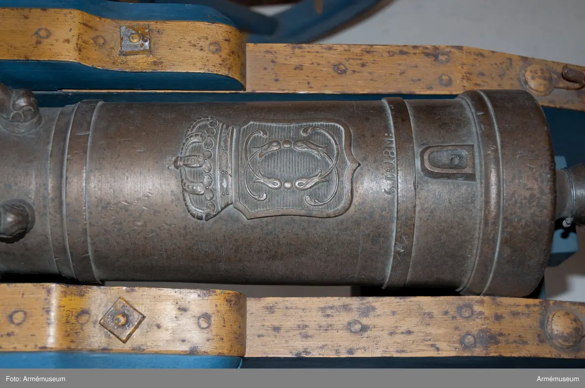 Grupp F I. 
Kapten F A Spaks katalog 1888. 
Försedd med hertig Carls (Carl XIII) krönta, dubbla namnchiffer på kammarstycket.  
Till modellen hör lavett, två anmarschbommar, handspik och två riktkilar. Allt tillverkat senare.