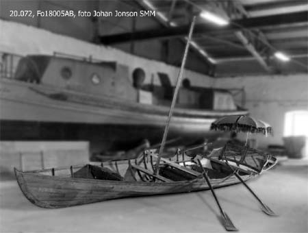 A Thames skiff is a traditional River Thames wooden rowing boat used for skiffing. These boats evolved from Thames wherries in the Victorian era to meet a passion for river exploration and leisure outings on the water. 
This boat was probably built prior to 1893. It came with a rya rug, three pairs of oars, an umbrella, two cushions, a mast and a combined boat hook and paddle. 
It was brought to Sweden by Albert Isaksson, who was the Swedish representative of Lloyd's.
The boat was later bought by Sven Abrahamsson and Börjessons boatyard on Rindö in the Stockholm archipelago. In 1931, it was sold to Ragnar Vinberg on Blidö.
