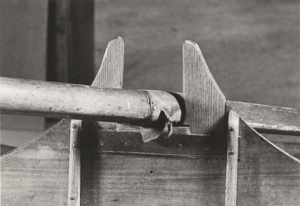 A Thames skiff is a traditional River Thames wooden rowing boat used for skiffing. These boats evolved from Thames wherries in the Victorian era to meet a passion for river exploration and leisure outings on the water. 
This boat was probably built prior to 1893. It came with a rya rug, three pairs of oars, an umbrella, two cushions, a mast and a combined boat hook and paddle. 
It was brought to Sweden by Albert Isaksson, who was the Swedish representative of Lloyd's.
The boat was later bought by Sven Abrahamsson and Börjessons boatyard on Rindö in the Stockholm archipelago. In 1931, it was sold to Ragnar Vinberg on Blidö.
