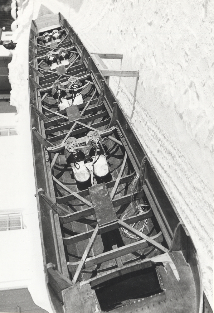 Utriggad 4:a, KLINKAN. Klinkbyggd i mahogny med dukat däck. Längd 12,9 m. Bredd 0,55 m. Vikt 100 kg. Utrustad med 4 fotplattor, 1 roder, 4 åror och 4 utriggare.