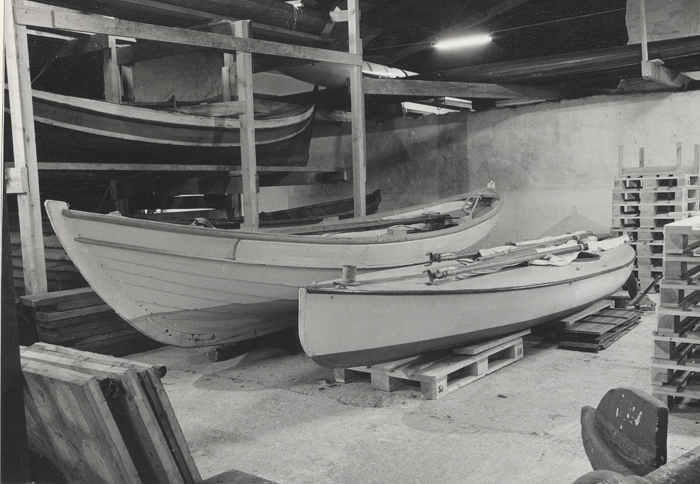 Clinker-built sailing boat of pine, built on Fårö in 1910. The boat was originally used at Tärnudden lighthouse station on Gotska Sandön. Chief pilot Hamstedt later used it as a working boat in Fårösund. the boat's rigging includes two masts and a spritsail. It can also be rowed with two pairs of oars.