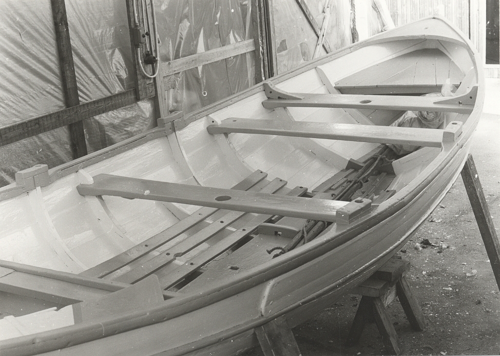 Clinker-built sailing boat of pine, built on Fårö in 1910. The boat was originally used at Tärnudden lighthouse station on Gotska Sandön. Chief pilot Hamstedt later used it as a working boat in Fårösund. the boat's rigging includes two masts and a spritsail. It can also be rowed with two pairs of oars.