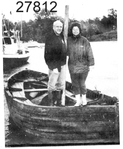 Skeppsbåt, livbåt från M/S WARUN, klinkbyggd i furu och ek. Längd 6,43 meter. Bredd 2,06 meter.
b) Roder med rorkult, av ek
c) Mast i furu el. gran   L. 5080. 
d, e)  Årtullar av galvaniserat järn.
Namnskylt om styrbord. Fragmentarisk Sb  6,43x2. 06x0. 84-6.67  kbm_23  man, Bb "WARUN" i  fören, "Stockholm" i aktern.
Skylt i aktern: "I denna båt får färdas högst 23 man besättning inräknad. TSA (ISA?), No 22/40 KMF, Dnr 5598, IGR 2045 C, SA".