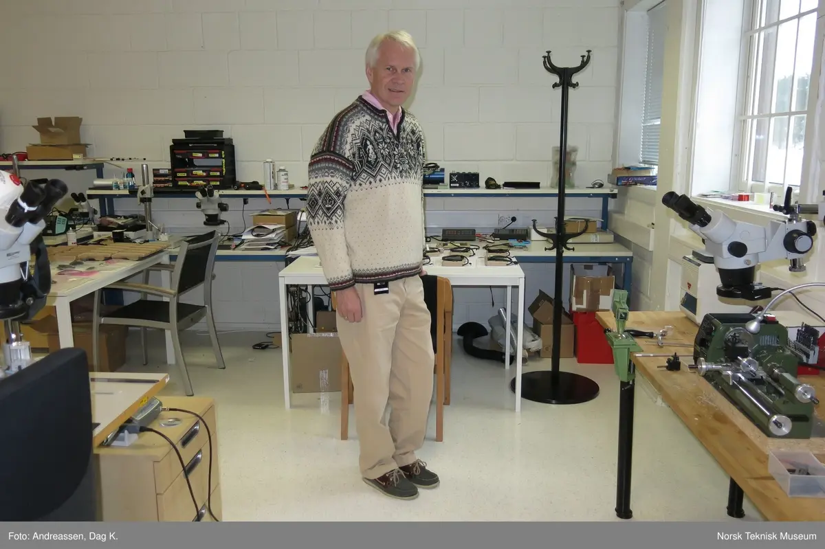 Feltkoffert med komplett system bestående av to minihelikotre, kontrollenhet med styringsenhet, datamaskin og skjerm, samt reservedeler, feltveske, antenne, bruksanvisninger osv. feltvesken gjør systemet egnet til å hekte i utstyrsbeltet på en feltuniform - kofferten rommer hele systemet som kan ha base i en feltvogn e.l. Feltkofferten er salgsenheten på markedet - slik den blir levert.