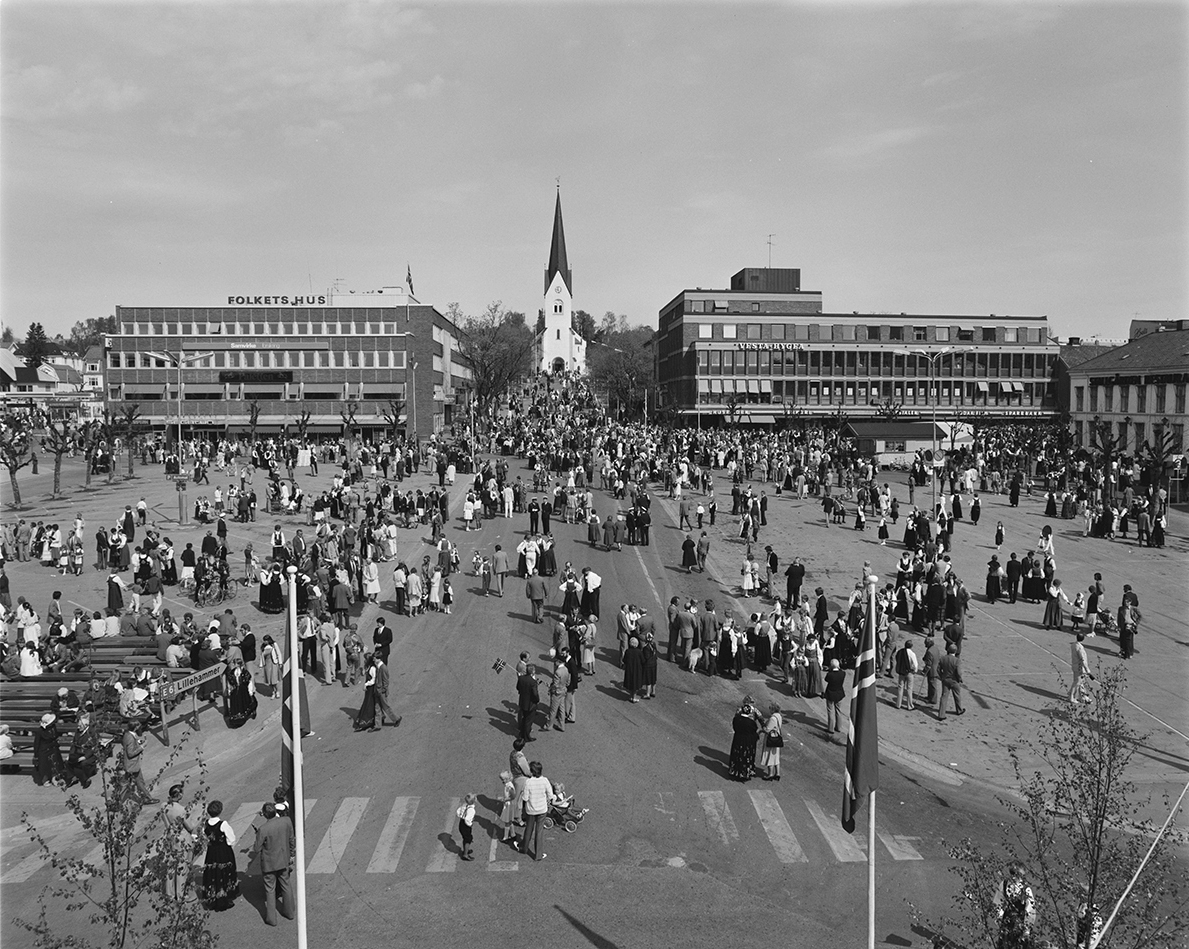 Hamar, Stortorget, 17. mai, nasjonaldag, hele torget fylt med mennesker,  