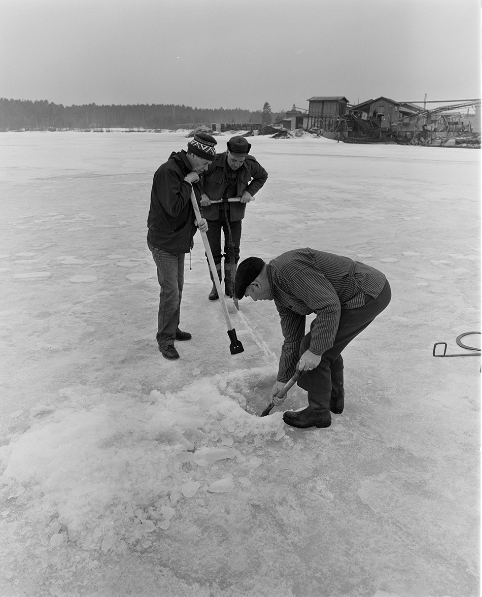 Isskjæring, Rokosjøen, Løten. Johan Oskarsen med issaga, Karsten Nysveen og ukjent.