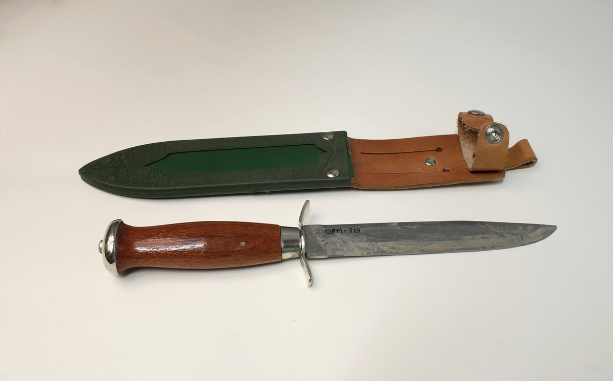 Tollekniv med treskaft i grønn slire i skinn.