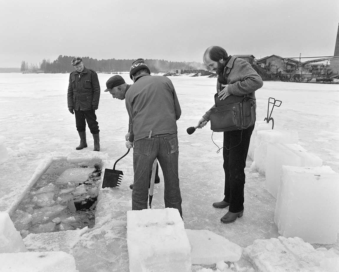 Isskjæring, Rokosjøen, Løten. T.v. Sigurd Tomter, ukjente, journalist reporter fra NRK Hedmark lokalradio.