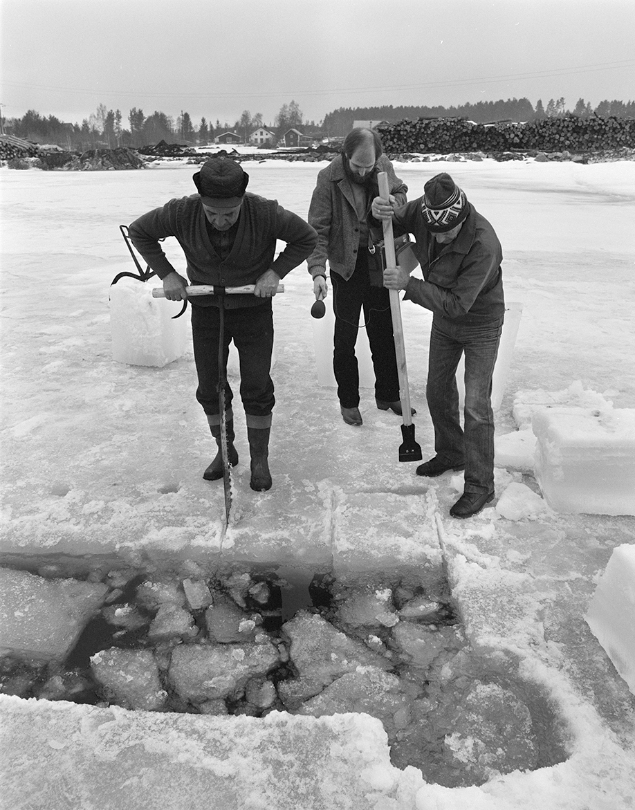 Isskjæring, Rokosjøen, Løten. Issag, isbile, ukjente, reporter fra NRK Hedmark, lokalradio.