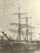 Malvina av Bergkvara fotograferad i West Hartlepool 1907. Kapten Johan Petter Hägg från Mönsterås. Redare kapten Per Jonsson ifrån Bergkvara. Segeltid 45 dygn från Oskarshamn till West Hartlepool.