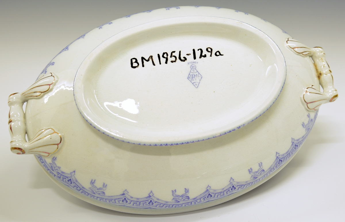 Fra protokollen: Potetfat med lokk, oval form. Med bylgjande neanderbord på kanten i blått og med blå ornament utover frå borden og dekorativt bylgjande band innover. Gullstaffasje på hanker og lokk.

Modell/dekor: Sydney