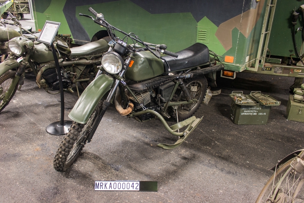 Data:
Motor: 1 cyl Husqvarna 250 cc
Effekt: 15 kW
Drivmedel: Bensin med 4% oljeinblandning
Tankvolym: 16,6 liter
Elsystem: 12 volt svänghjulsgenerator
Bromssystem: Mekanisk trumbroms fram och bak
Kraftöverföring: 4-växlad automatlåda
Passagerare: 1 st