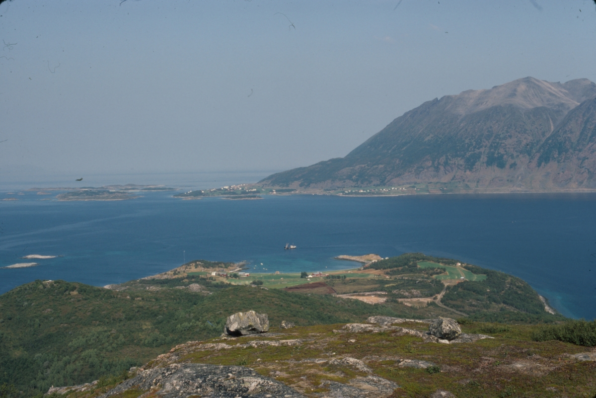 Utsikt fra fjellet ovenfor Elgsnes mot Grøtavær og Alvestad.