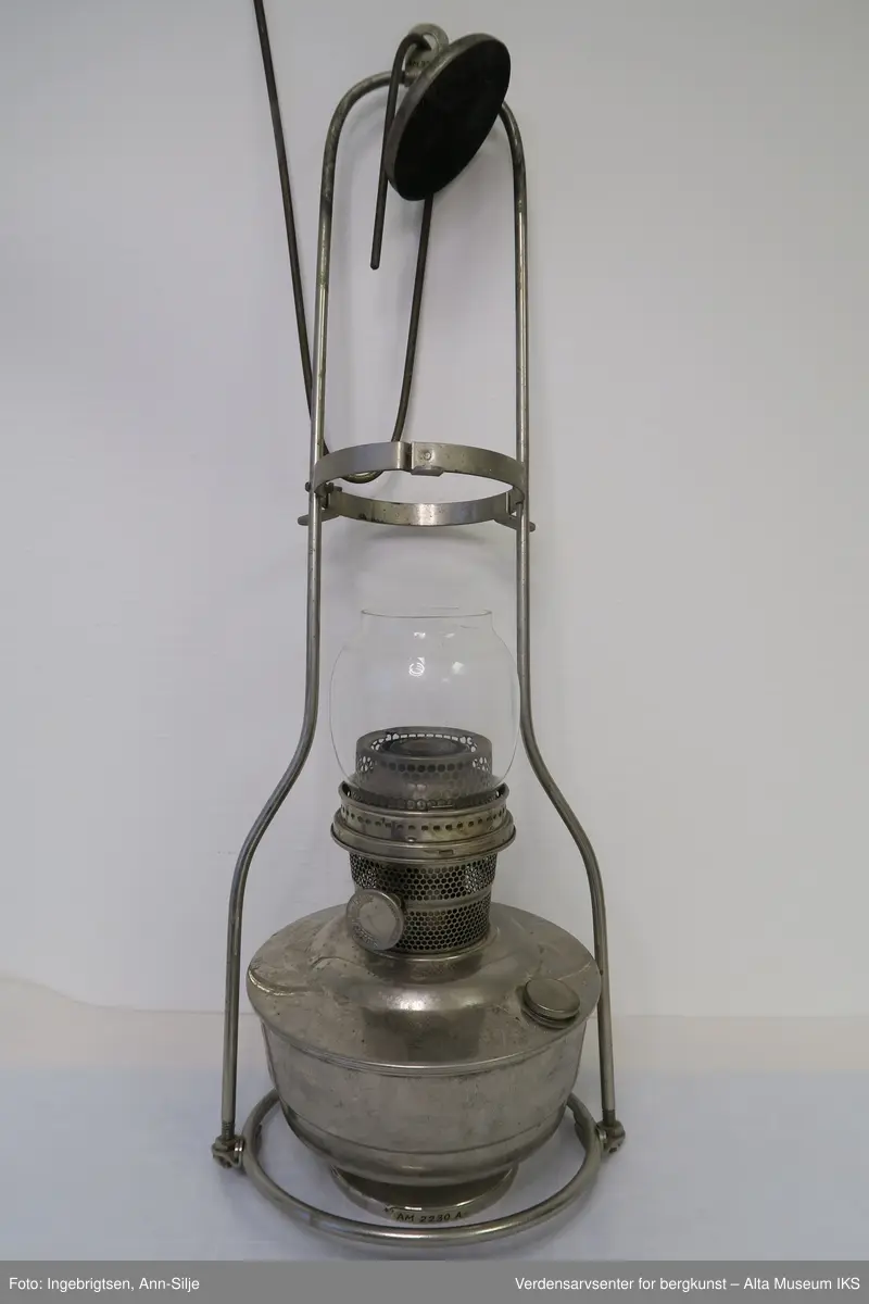 Parafinlampe, som skal henge, med kuppel.