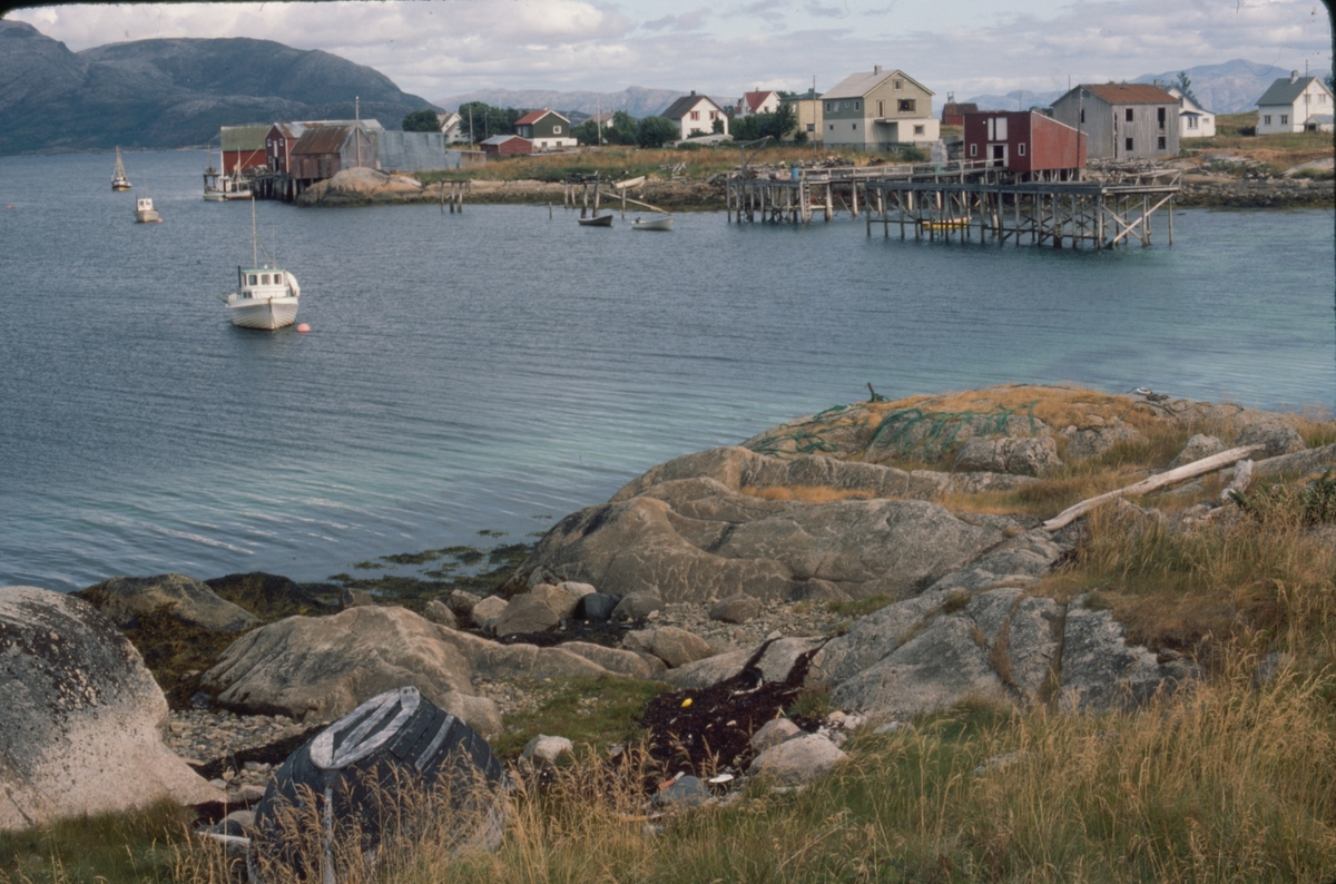 Båter og bebyggelse et sted i Lofoten.