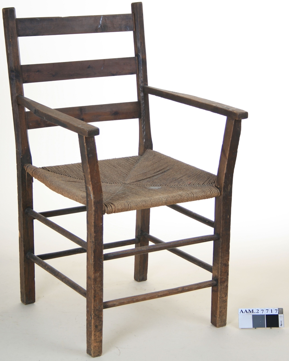 Form: Svakt buet i sete, ryggstøe og ryggbrett.
