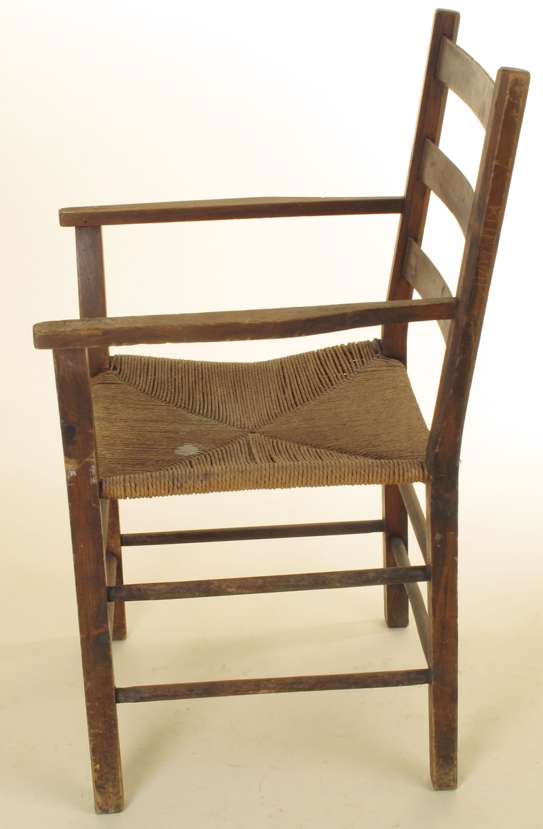 Form: Svakt buet i sete, ryggstøe og ryggbrett.
