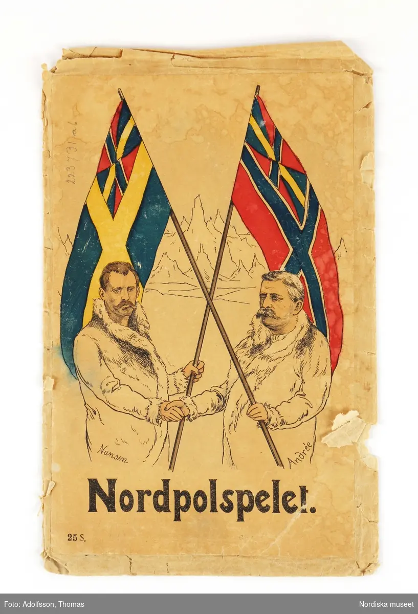 Tärningsspel, flerfärgstryck på papper, för obegränsat antal spelare indelade i två grupper. Spelplanen består av bildrutor med motiv från olika platser på vägen mot Nordpolen. Spelarna kan antingen följa polarfararen Nansen från Kristiania med fartyget Fram till Nowaja Semjla och vidare med slädhundar till Nordpolen eller Andrée från Stockholm via Göteborg med båten Svensksund till Spetsbergen och från Danskön med luftballong mot samma mål. På vägen möter de faror i form av isbjörnar eller valrossar. Spelplanen ligger ihopvikt i ett kuvert med spelregler på baksidan.
/Karin Dern 2017-01-11