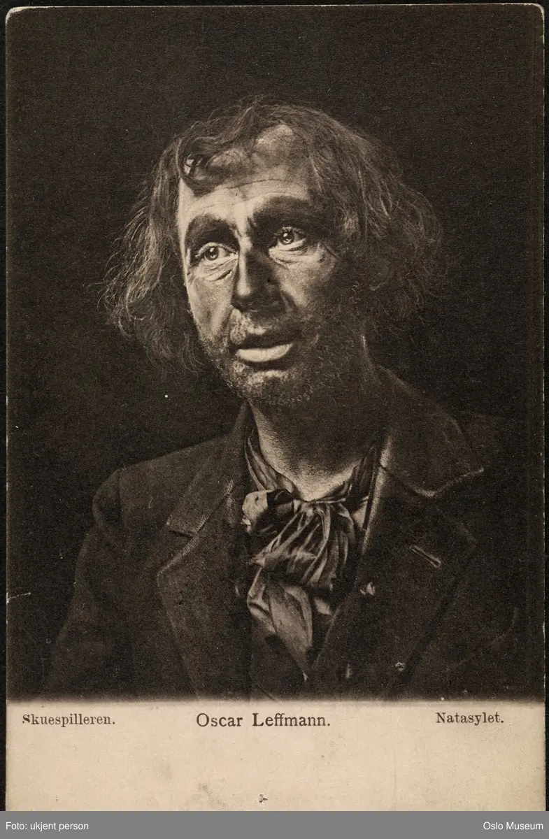 portrett, mann, skuespiller, rollebilde, Skuespilleren i "Nattasylet" på Fahlstrøms Theater, brystbilde, kostyme
