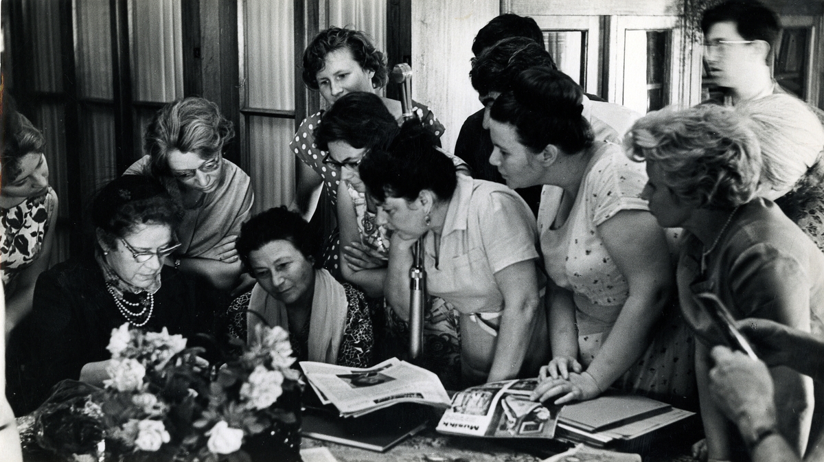 Bilde fra besøk i musikkhistorisk museum i Moskva august/september 1963. Victoria Bachke sitter til venstre.
