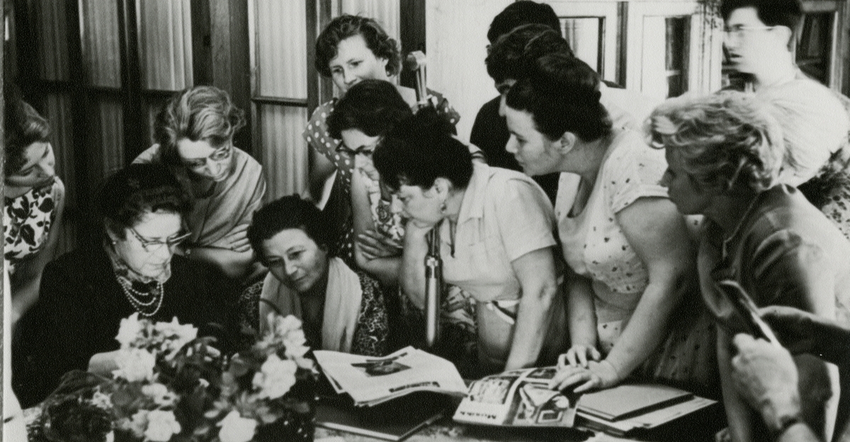 Bilde fra besøk i musikkhistorisk museum i Moskva august/september 1963. Victoria Bachke sitter til venstre.