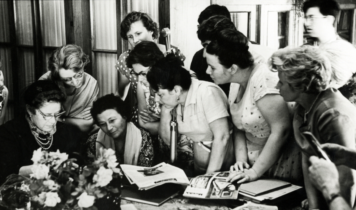 Bilde fra besøk i musikkhistorisk museum i Moskva august/september 1963. Victoria Bachke sitter til venstre.