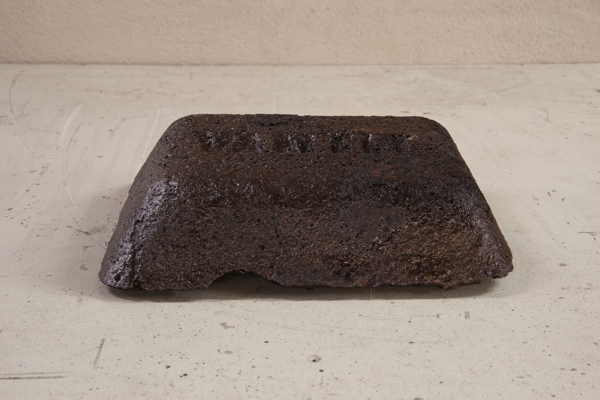 En firkantet jernbarre. Trolig brukt i stål produksjon.
Rujernet fikk namnet vantit, fordi malmen de brukte inneholdt mye vanadium og titan.