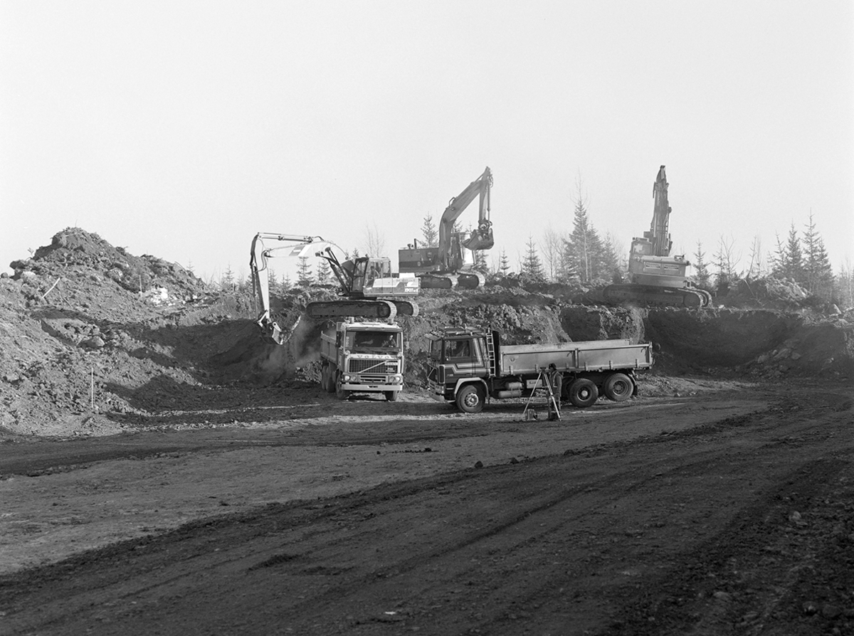E-6, vegutbygging, skjæring i Nydal, Furnes, uttak av masse, gravemaskiner, lastebiler,anleggsarbeid, oppmåling.