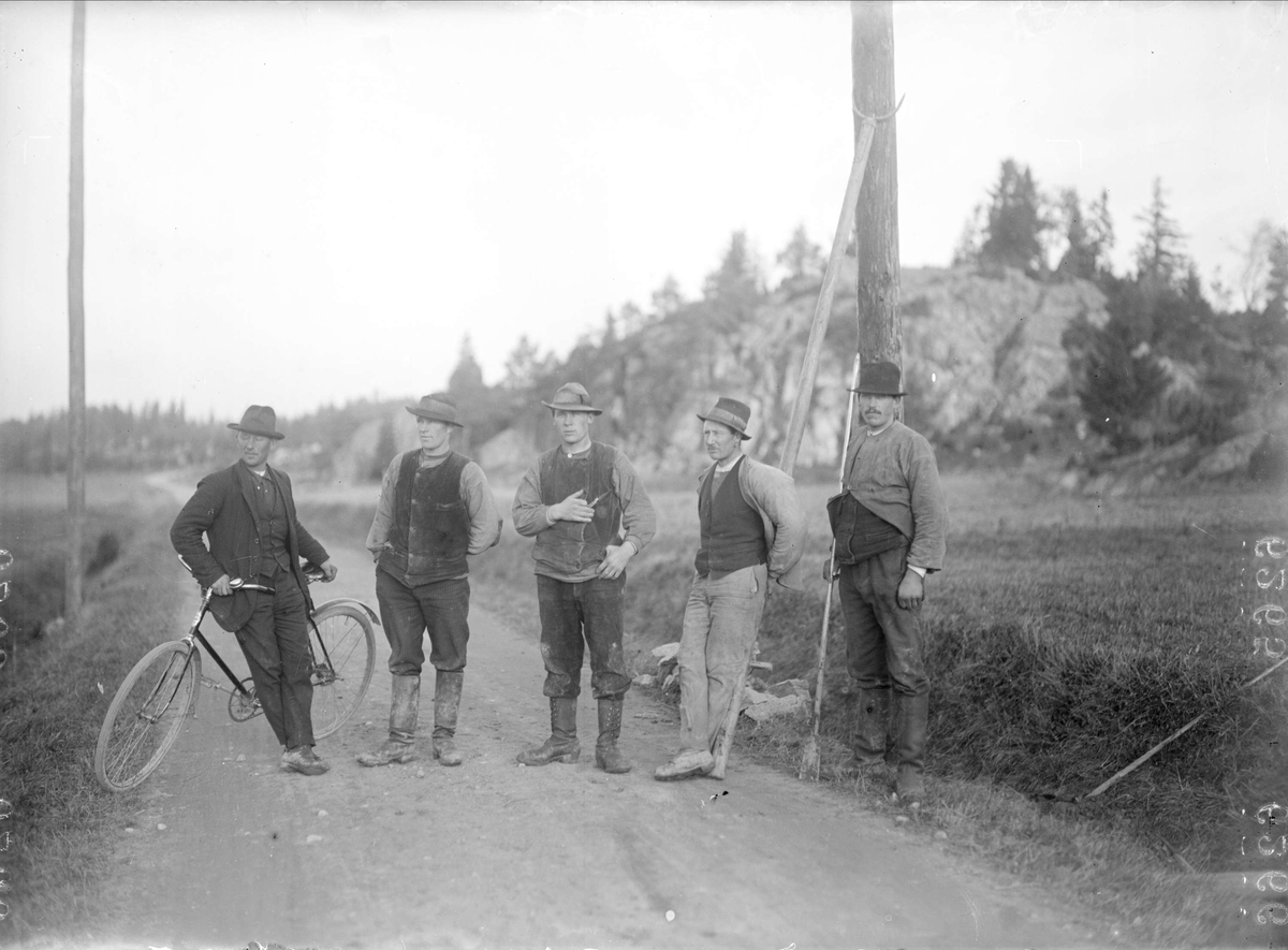 "Ett stolplag på fem man för de elektriska kraftledningarna", Sävasta, Altuna socken, Uppland 1920