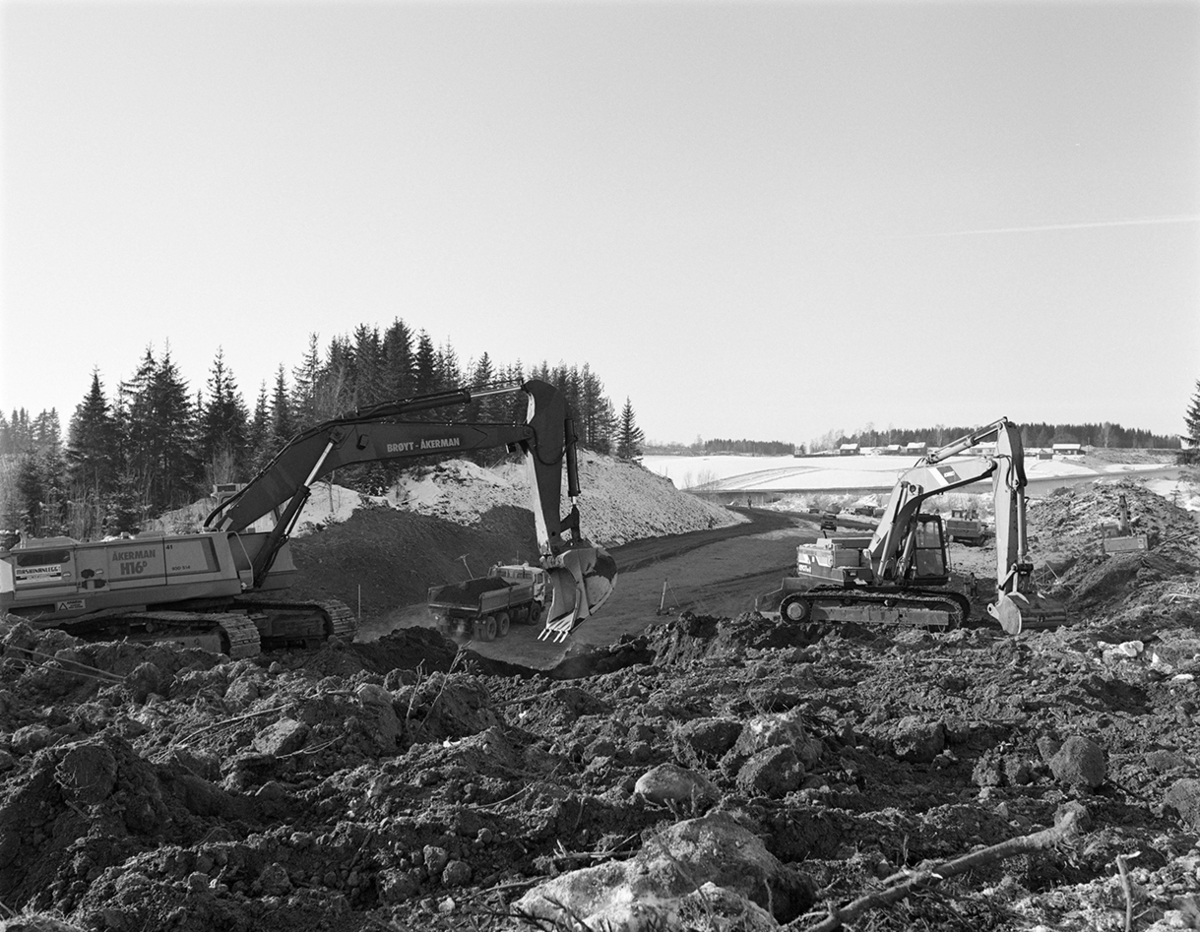 E-6, vegutbygging, skjæring i Nydal, Furnes, uttak av masse, gravemaskiner, lastebiler,anleggsarbeid, Åkerman H16D,