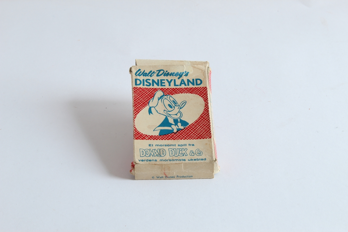 Giver/tidligere eier, Gerd Berit Lie (f. 01.11.1954). 

Spill. Det er en ludospill-eske som inneholder flere typer spill. Blant annet Ludo, Donald Duck-kortspill, spill klippet ut av aviser/blader og en pose papirpenger.

Giver/tidligere eier, Gerd Berit Lie (f. 01.11.1954), er enebarn. Hun var etterlengtet og foreldrene var godt voksne da hun ble født. Mor var 44 år og far 45. Både moren og faren laget mange leker og utstyr til Gerd Berits dukker. Familien bodde i en drabantby i Oslo, faren var fra Fulu i Sør-Odal. Farens barndomshjem var familiens feriested i alle år. Gerd Berit Lie bodde i Kongsvinger da hun ga samlingen til Kvinnemuseet.