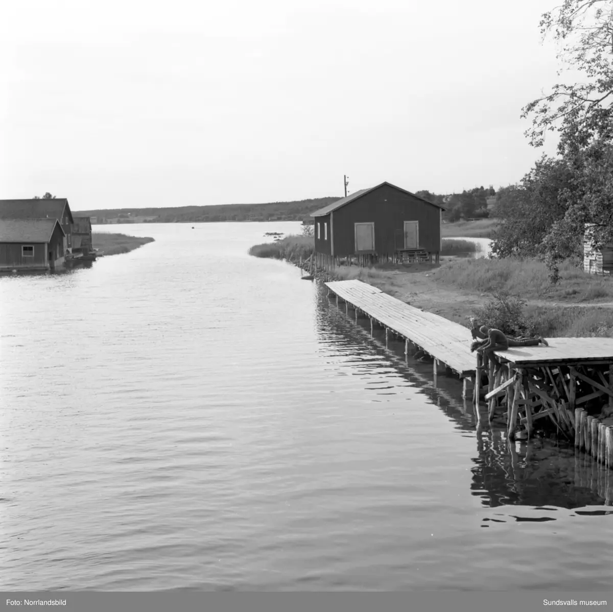 En grupp bilder från Tynderösundet. På första bilden passerar en buss den gamla bron mellan Tynderö och Åstön, två barn sitter på en brygga i förgrunden. Sjöbodar, midsommarstång och fiskebåtar.