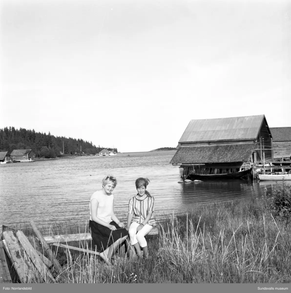 En grupp bilder från Tynderösundet. På första bilden passerar en buss den gamla bron mellan Tynderö och Åstön, två barn sitter på en brygga i förgrunden. Sjöbodar, midsommarstång och fiskebåtar.