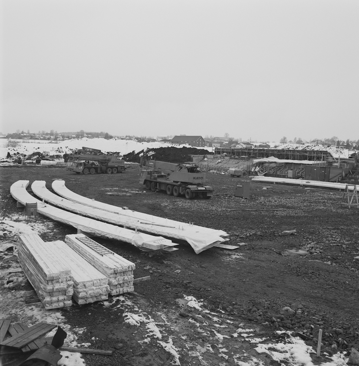 Stangehallen, Riksanlegg, friidrett, anleggsvirksomhet, limtredragere fra Moelven Industrier, Kato mobilkraner.