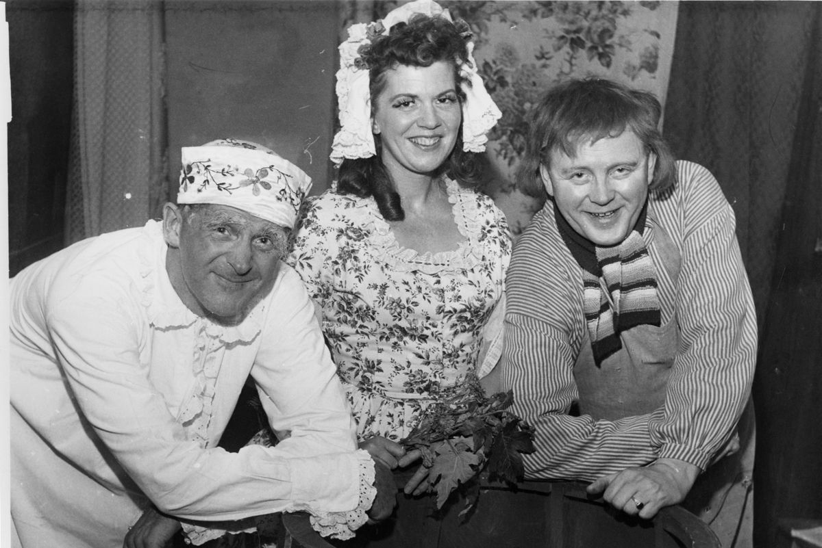 Rollefigurer fra oppsetningen av Thomas Arnes "Tønnemakeren" i forbindelse med museets 10-årsjubileum. Fra venstre sees Per Sjølie, Else Marie Lund og Arne Bjerge.