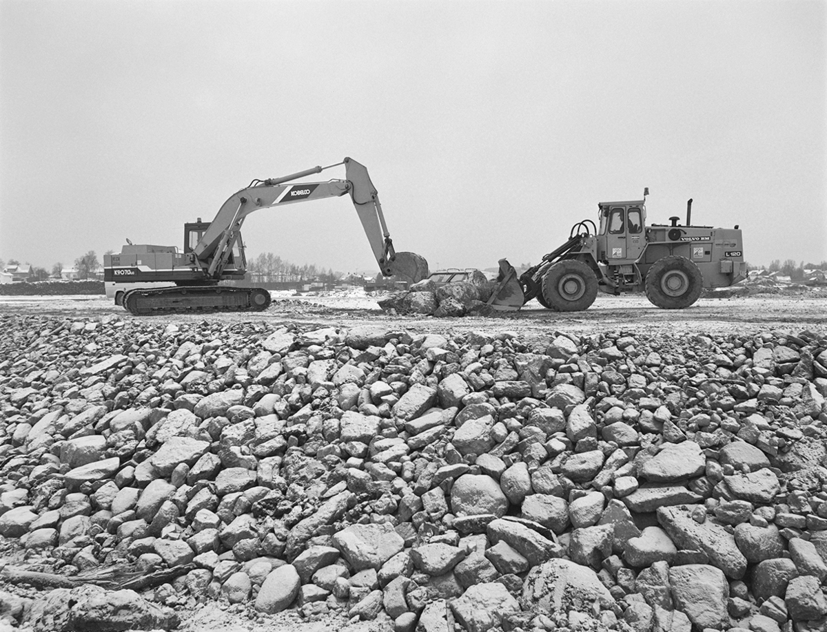 Åkersvika, Hamar. Utfylling i forbindelse med bygging av Hamar Olympiahall, Vikingskipet, gravemaskin, shoveldoser, molo.
