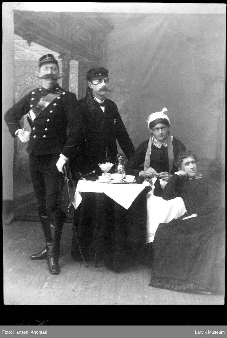 Atelierbilde, gruppe, utkledde menn