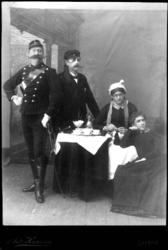 Atelierbilde, gruppe, utkledde menn